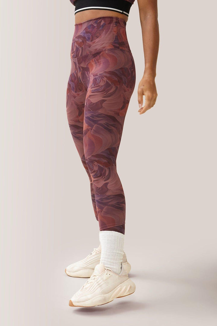 Femme qui porte les leggings ultra taille haute Divine de Rose Boreal./ Women wearing the Divine Ultrahigh-Rise legging from Rose Boreal. -Canyon