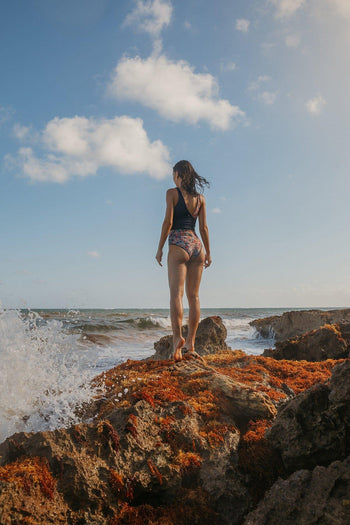 Femme qui porte le maillot de bain une-pièce Endless Summer de Rose Boreal./ Women wearing the Endless Summer reversible one piece swimsuit by Rose Boreal. -Boho Chérie