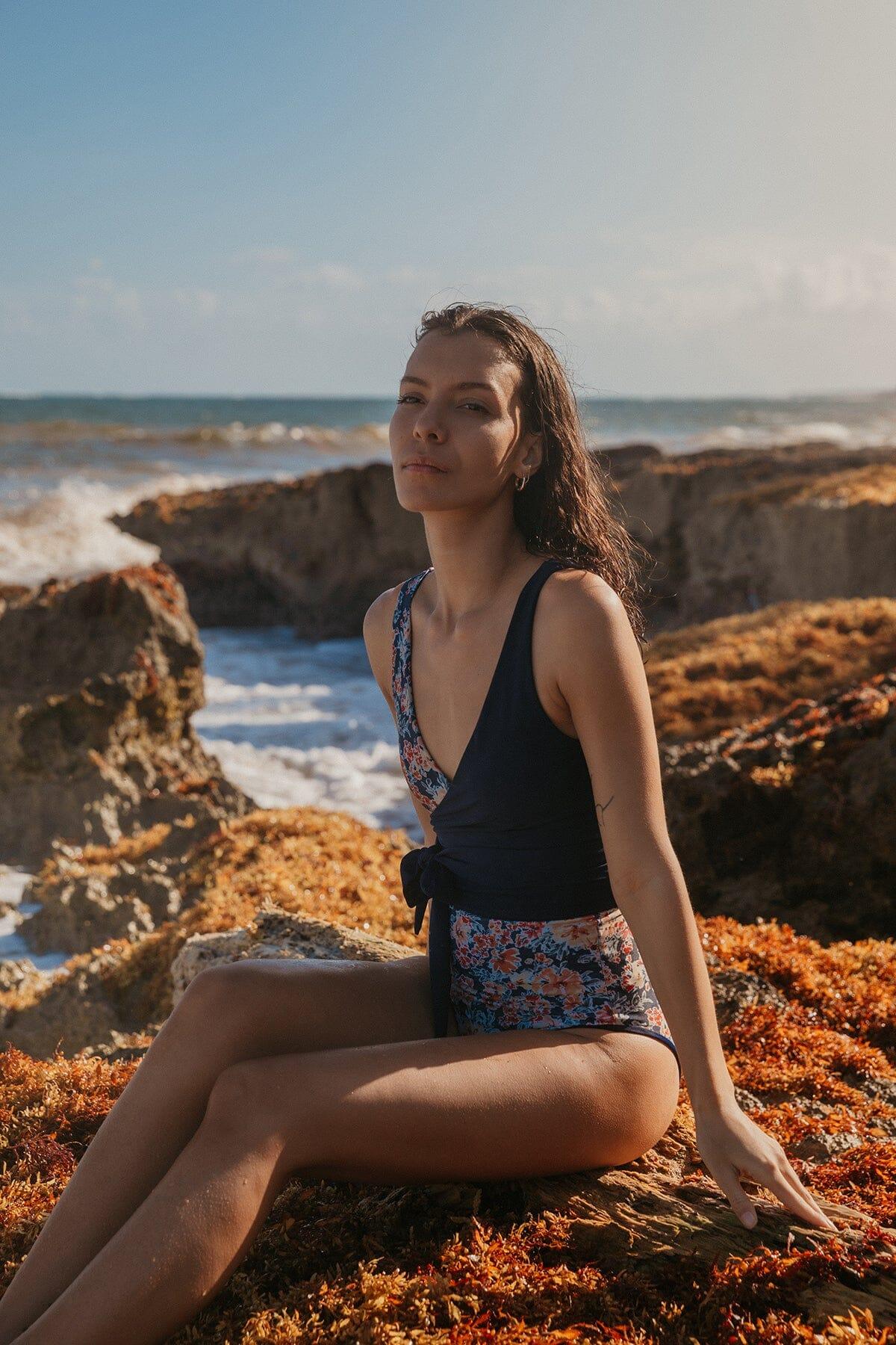 Femme qui porte le maillot de bain une-pièce Endless Summer de Rose Boreal./ Women wearing the Endless Summer reversible one piece swimsuit by Rose Boreal. -Boho Chérie