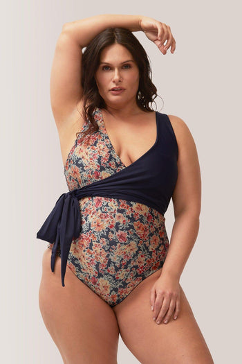 Femme qui porte le maillot de bain une-pièce Endless Summer de Rose Boreal./ Women wearing the Endless Summer reversible one piece swimsuit by Rose Boreal. -Boho Chérie