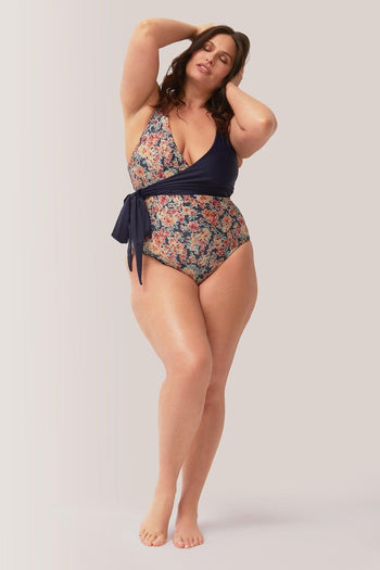 Femme qui porte le maillot de bain une-pièce Endless Summer de Rose Boreal./ Women wearing the Endless Summer reversible one piece swimsuit by Rose Boreal. -Boho Chérie