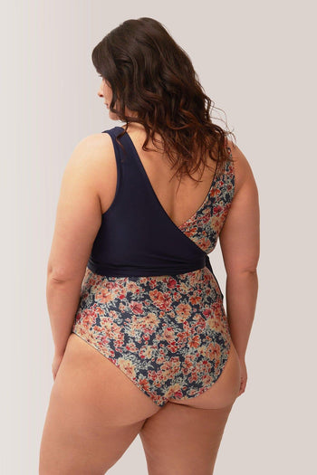 Femme qui porte le maillot de bain une-pièce Endless Summer de Rose Boreal./ Women wearing the Endless Summer reversible one piece swimsuit by Rose Boreal. -Boho Chérie