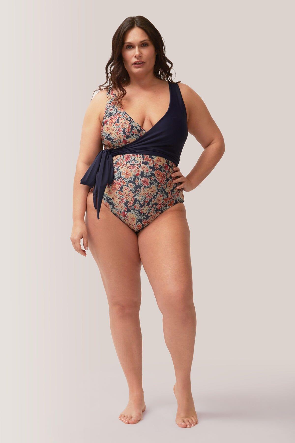 Femme qui porte le maillot de bain une-pièce Endless Summer de Rose Boreal./ Women wearing the Endless Summer reversible one piece swimsuit by Rose Boreal. -Boho Chérie