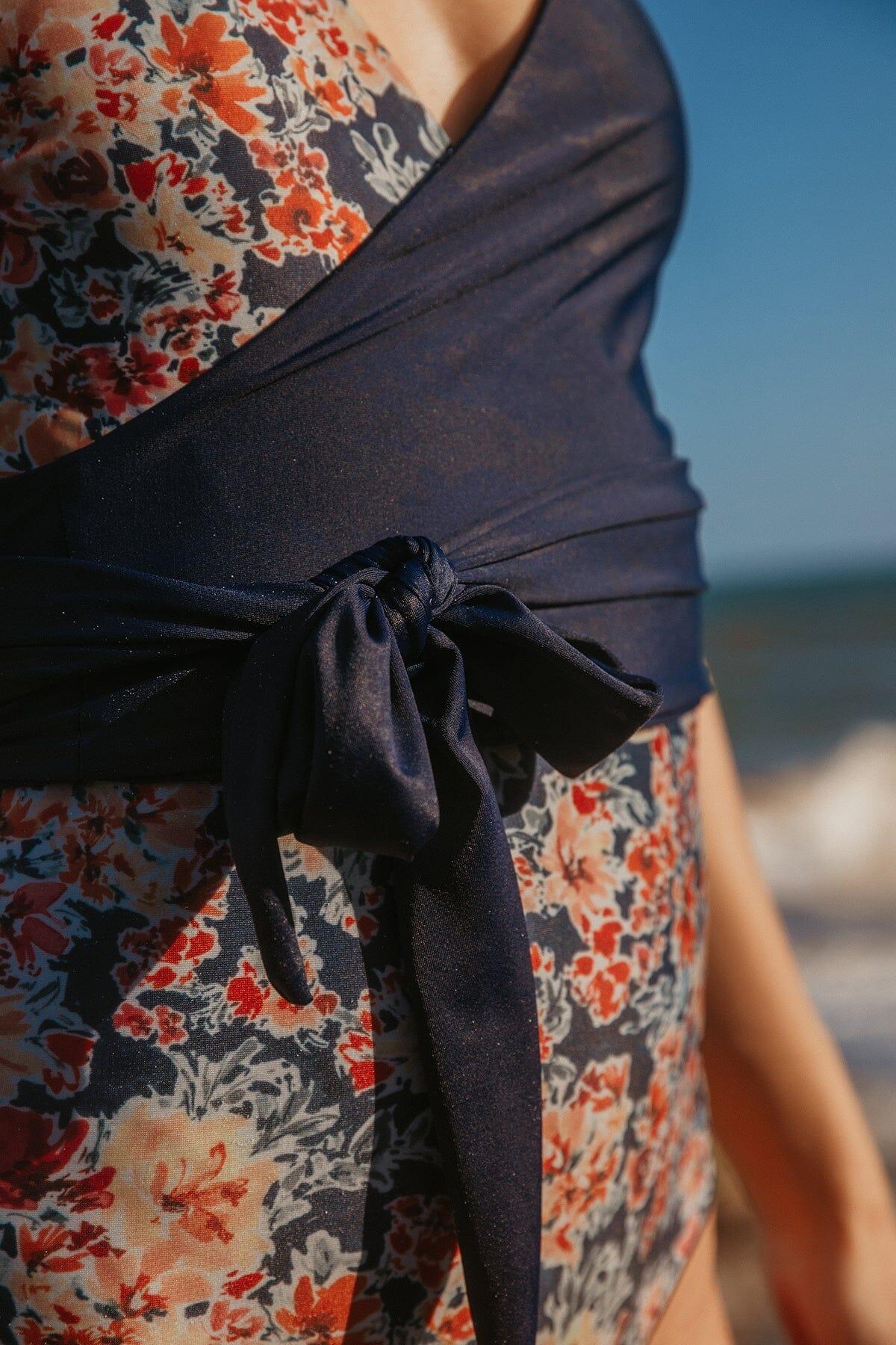 Femme qui porte le maillot de bain une-pièce Endless Summer de Rose Boreal./ Women wearing the Endless Summer reversible one piece swimsuit by Rose Boreal. -Boho Chérie