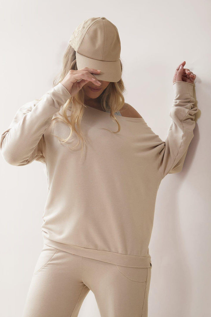 Femme qui porte le chandail Flashdance de Rose Boreal./ Women wearing the Flashdance pullover from Rose Boreal. - Sand Beige / Beige Sable