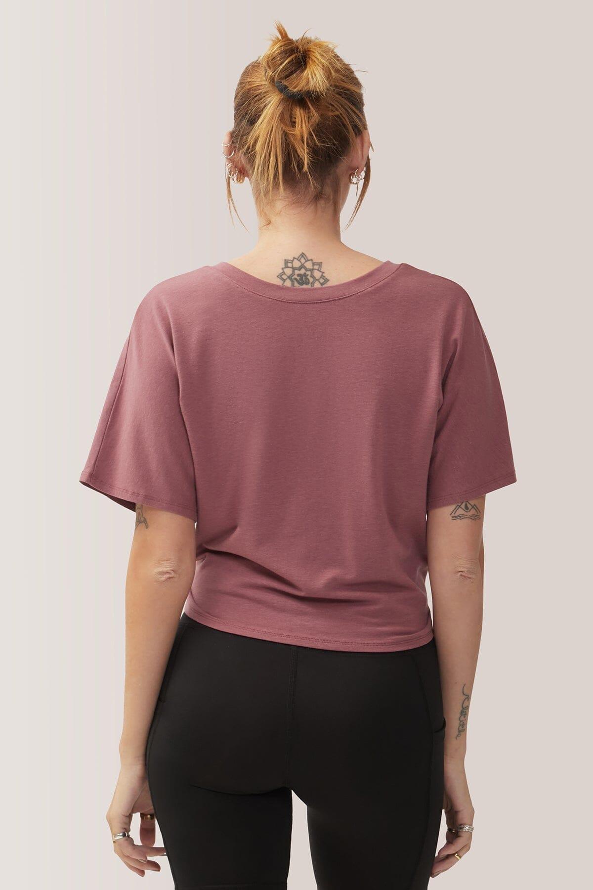 Femme qui porte le t-shirt Jasper de Rose Boreal./ Women wearing the Jasper T-Shirt by Rose Boreal. -Goddess / Déesse