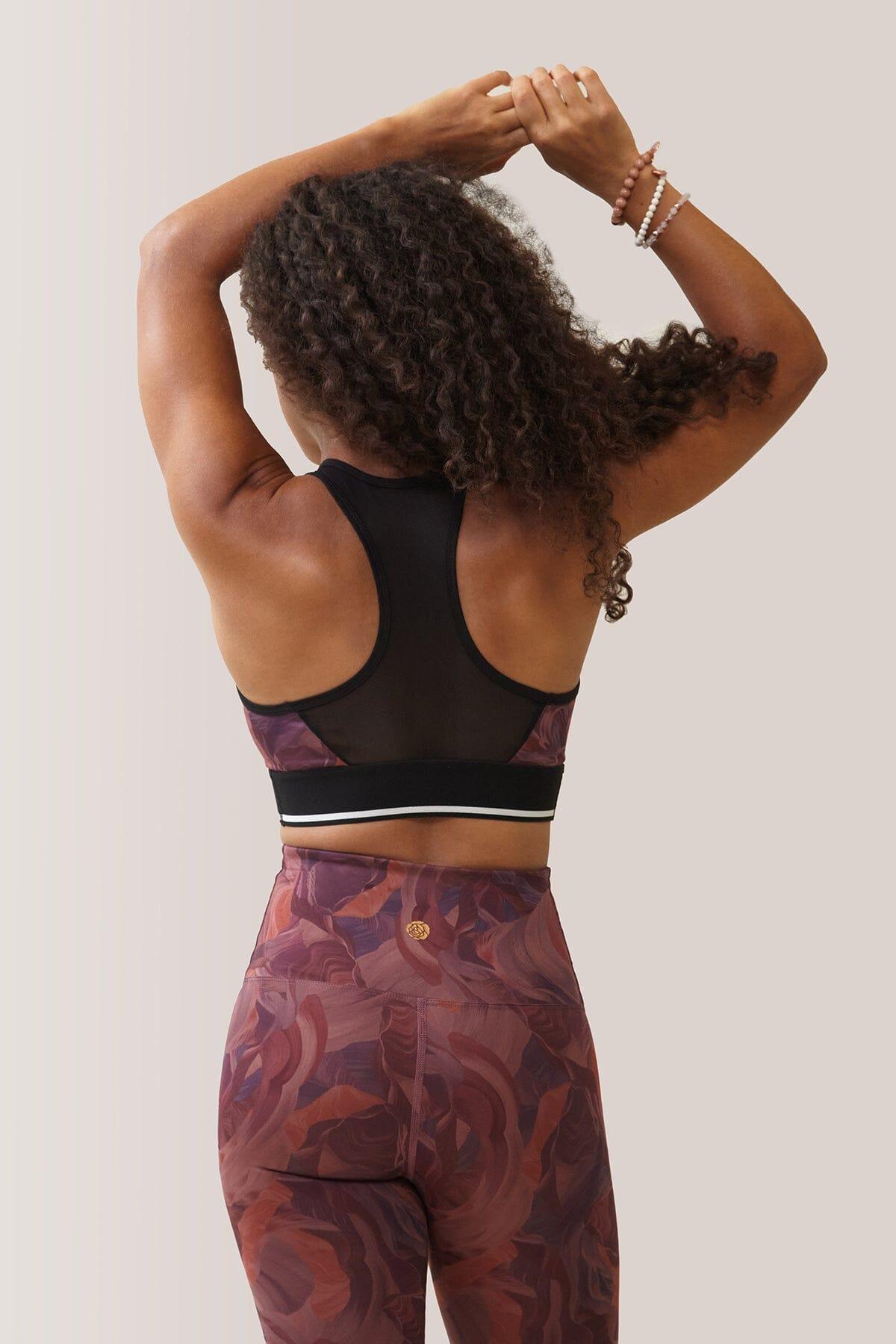 Femme qui porte la bracière de sport Happy Girls de Rose Boreal./ Women wearing the Happy Girls Sport Bra by Rose Boreal. -Canyon