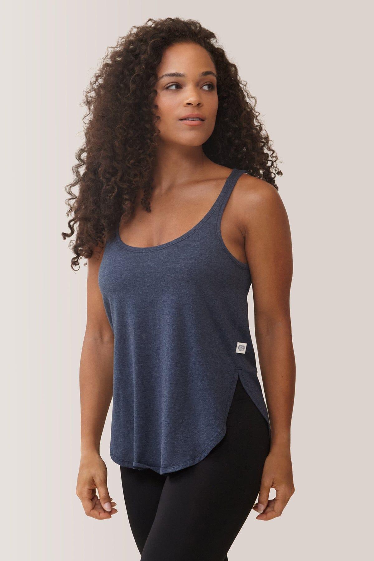 Femme qui porte la camisole Hello Gorgeous! de Rose Boreal./ Women wearing the Hello Gorgeous! Tank Top from Rose Boreal. -Midnight / Minuit