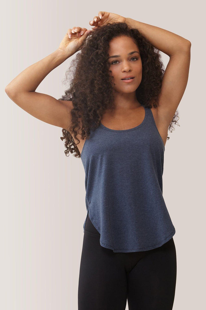 Femme qui porte la camisole Hello Gorgeous! de Rose Boreal./ Women wearing the Hello Gorgeous! Tank Top from Rose Boreal -Midnight / Minuit