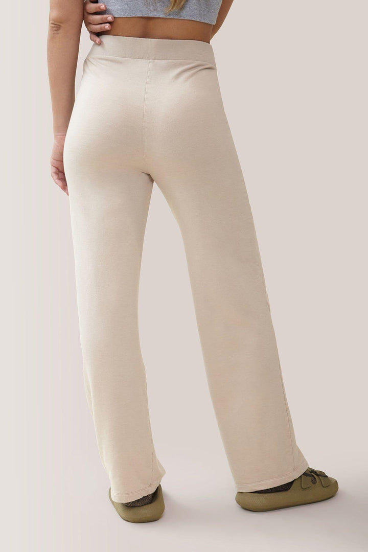 Femme qui porte les pantalons Hugg Me de Rose Boreal./ Women wearing the Hugg Me Pants from Rose Boreal. -Sand Beige