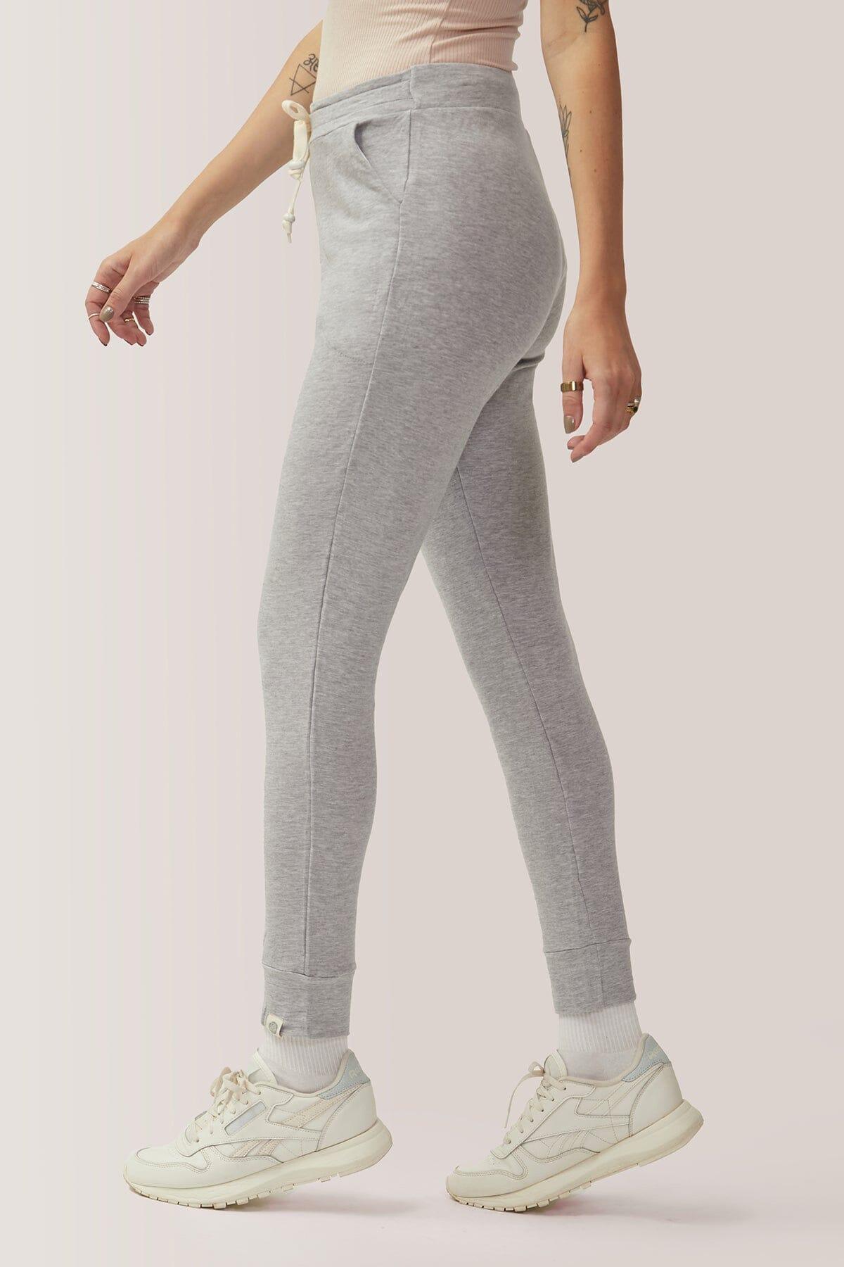 Femme qui porte les pantalons jogger Light Escape de Rose Boreal Lune / Women wearing the Light Jasper Escape Pants by Rose Boreal - Moon