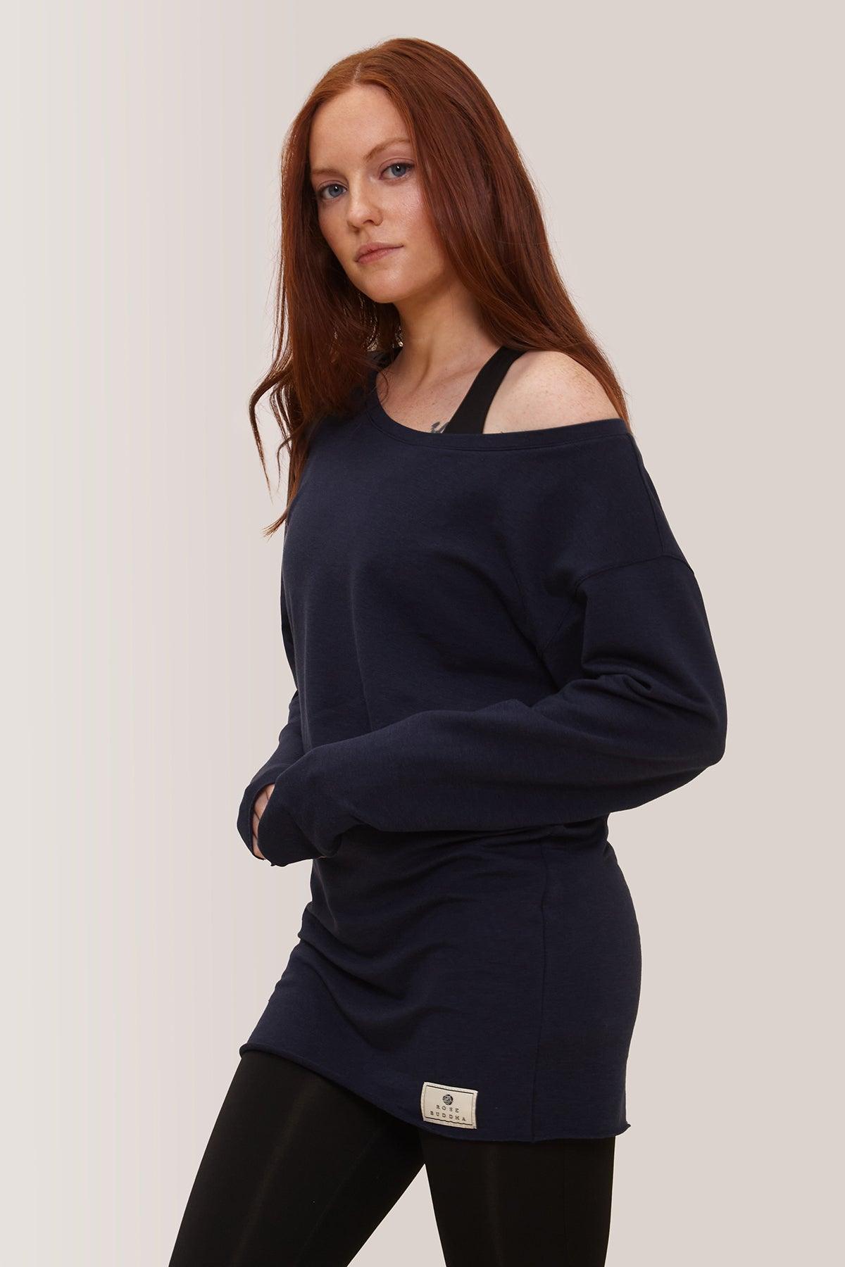 Femme qui porte le chandail long Flashdance de Rose Boreal./ Women wearing Long Flashdance Pullover by Rose Boreal. -Deep Ocean / Océan Profond