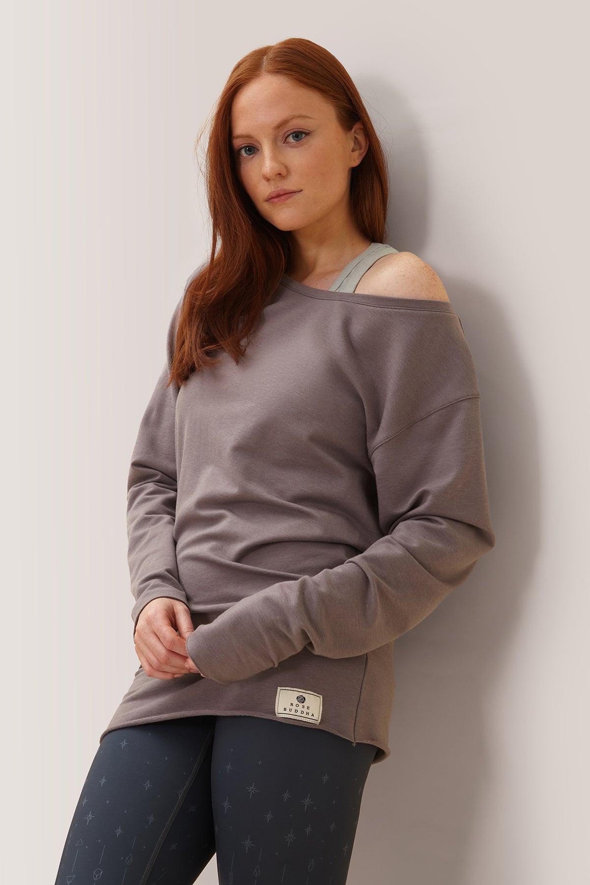 Femme qui porte le chandail long Flashdance de Rose Boreal./ Women wearing Long Flashdance Pullover by Rose Boreal. -Cloudy Sky / Ciel nuageux