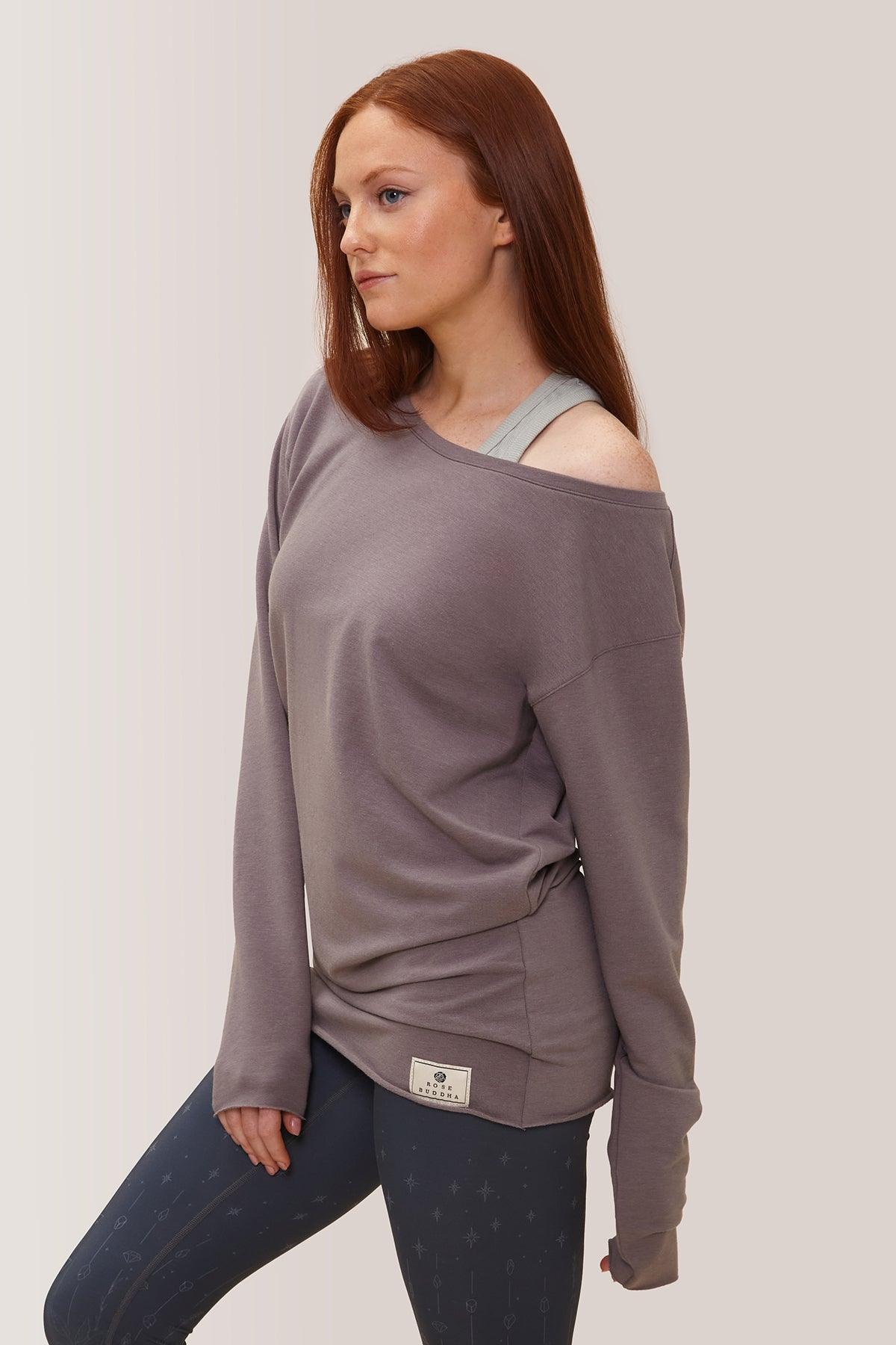 Femme qui porte le chandail long Flashdance de Rose Boreal./ Women wearing Long Flashdance Pullover by Rose Boreal. -Cloudy Sky / Ciel nuageux / Cloudy Sky Over