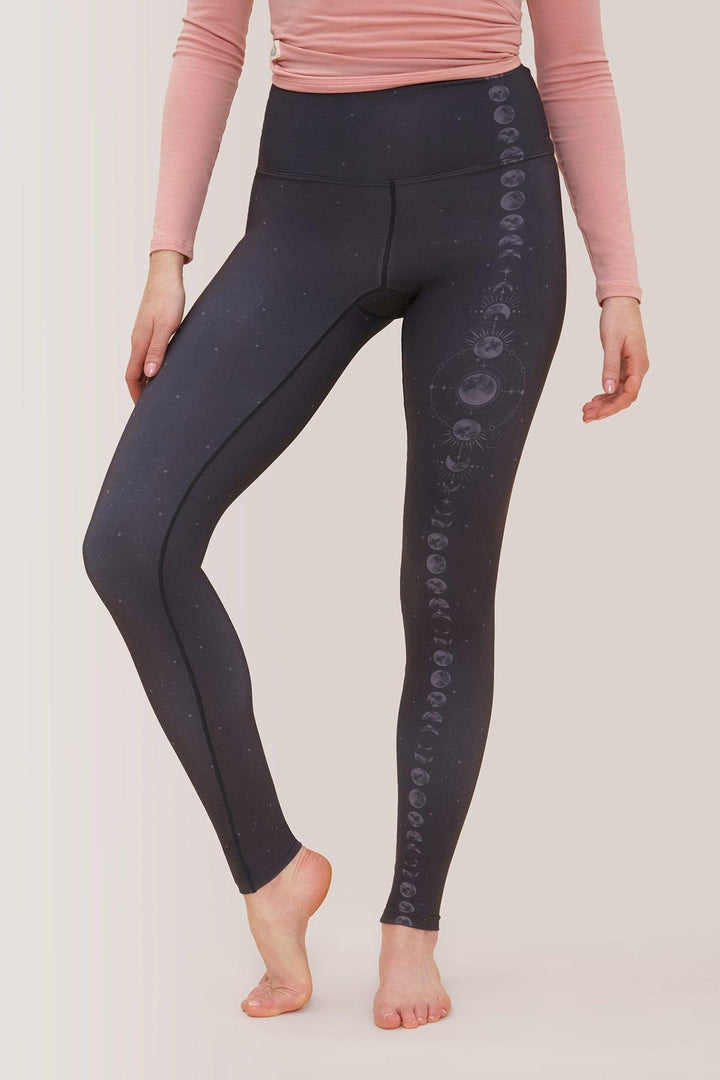 Femme qui porte les leggins réversibles de Rose Boreal./ Women wearing the Reversible Legging by Rose Boreal. -Moon Cycle