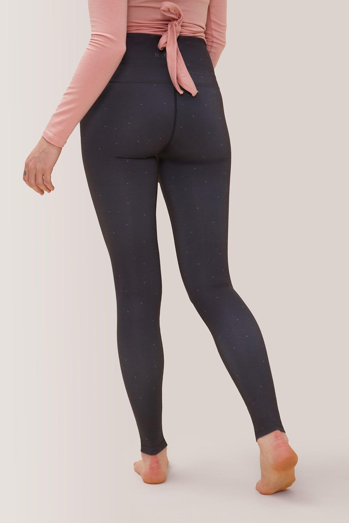 Femme qui porte les leggins réversibles de Rose Boreal./ Women wearing the Reversible Legging by Rose Boreal. -Moon Cycle