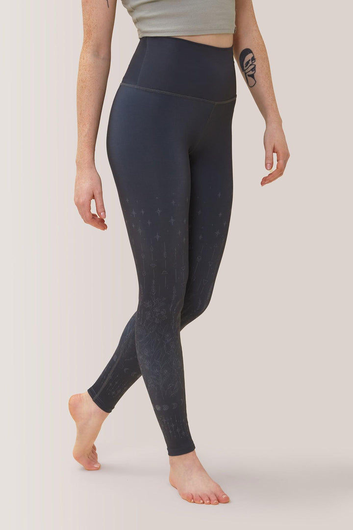 Femme qui porte les leggins réversibles de Rose Boreal./ Women wearing the Reversible Legging by Rose Boreal. -Oracle