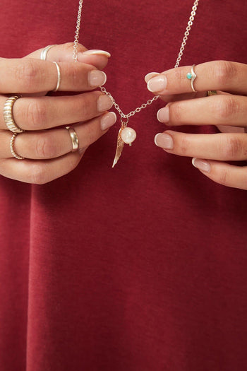 Women wearing the Silver Dreamer Necklace by Rose Boreal - Silver Over / Femme qui porte le Collier Rêveuse de Rose Boreal - Argent Over