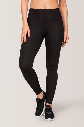 Femme qui porte les leggins ultra taille haute Solstice de Rose Boreal./ Women wearing the Solstice Ultralight High-Rise legging by Rose Boreal. -Total Eclipse / Éclipse Totale / Total Eclipse Over