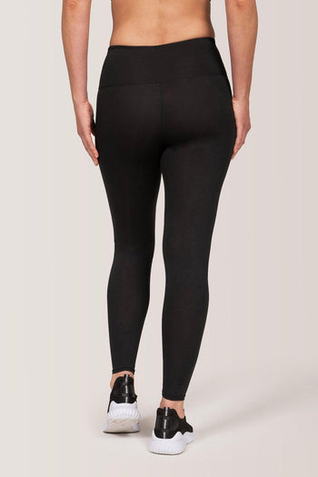 Femme qui porte les leggins ultra taille haute Solstice de Rose Boreal./ Women wearing the Solstice Ultralight High-Rise legging by Rose Boreal. -Total Eclipse / Éclipse Totale