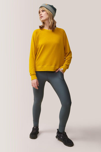 Femme qui porte le legging avec pochettes Stay Flex de Rose Boreal./ Women wearing the Stay Flex Legging with Pockets from Rose Boreal. - Cypress / Cyprès