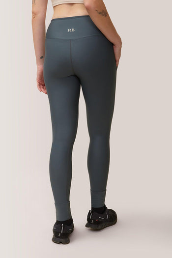 Femme qui porte le legging avec pochettes Stay Flex de Rose Boreal./ Women wearing the Stay Flex Legging with Pockets from Rose Boreal. - Cypress Over / Cyprès Over