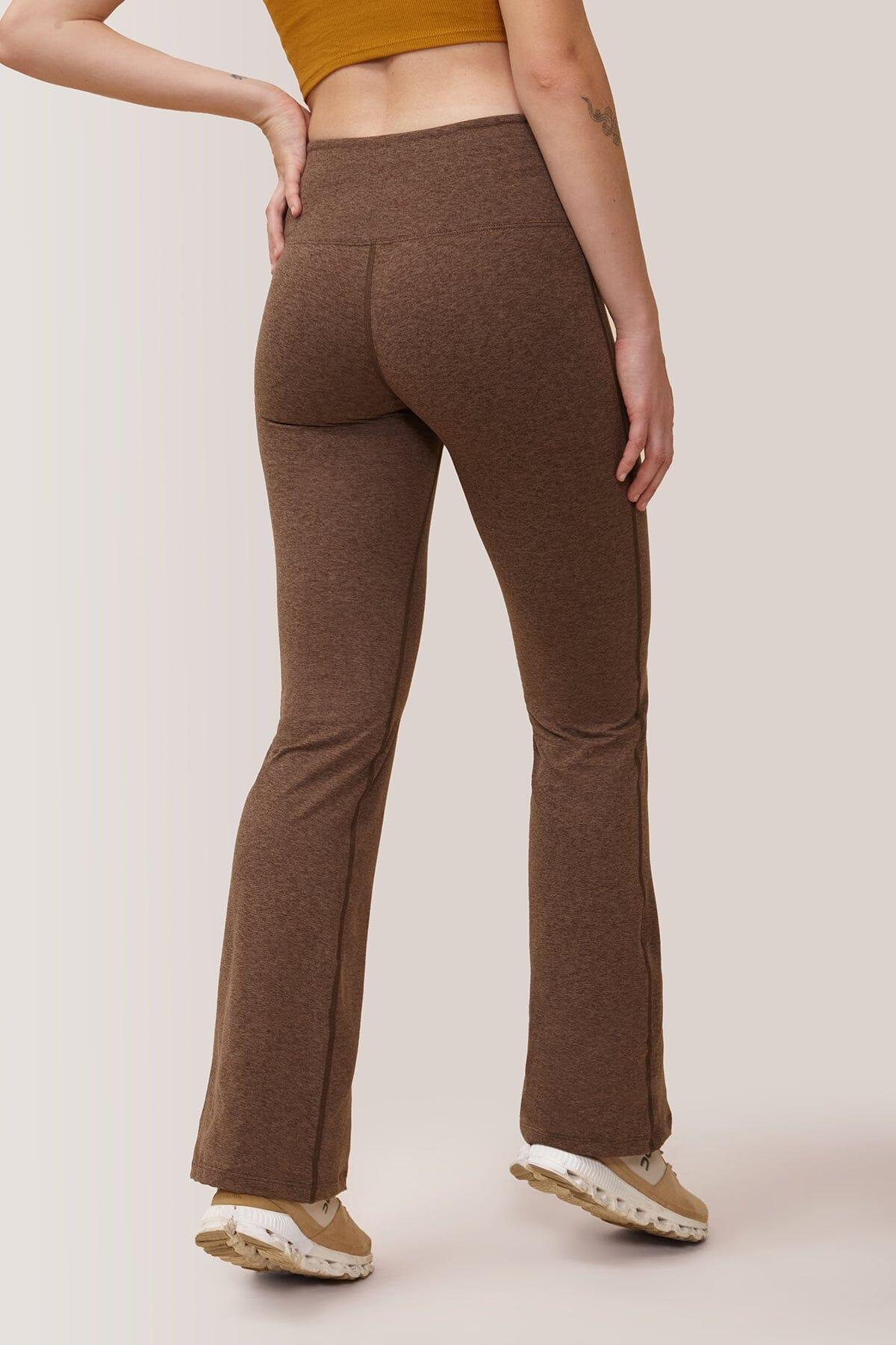 Femme qui porte les leggings TGIF de Rose Boreal./ Women wearing the TGIF Wide Leg Legging from Rose Boreal. -Truffle / Truffe / Truffle