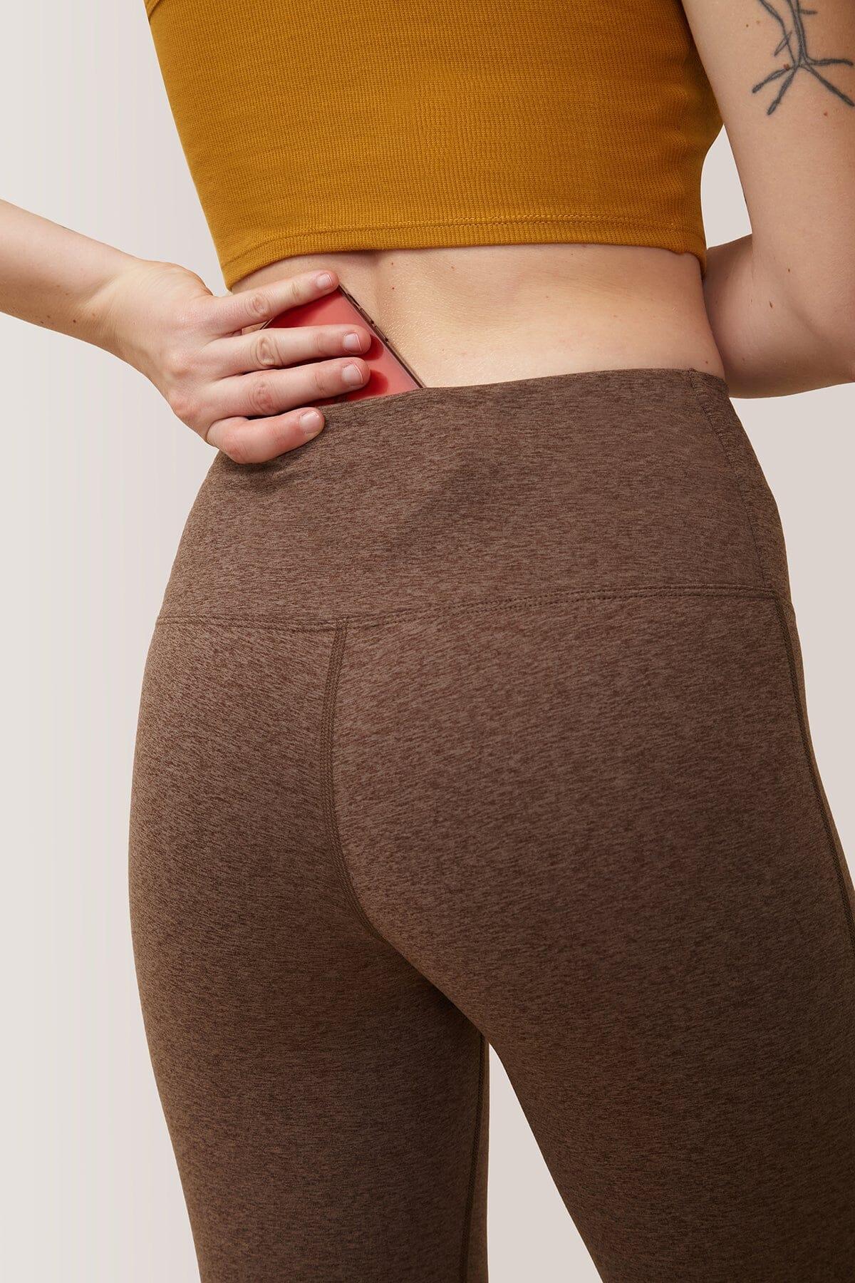 Femme qui porte les leggings TGIF de Rose Boreal./ Women wearing the TGIF Wide Leg Legging from Rose Boreal. -Truffle / Truffe