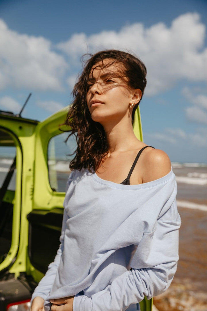 Femme qui porte le chandail Flashdance de Rose Boreal./ Women wearing the Flashdance pullover from Rose Boreal. - Cloudy Sky