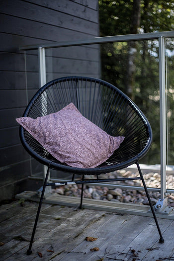 Housse de coussin Floralie écoresponsable, enfilé sur un coussin et déposé sur une chaise à l'extérieur. / Eco-responsible Floral cushion cover, put on a cushion and placed on a chair outside 20 in. X 20 in. Floral