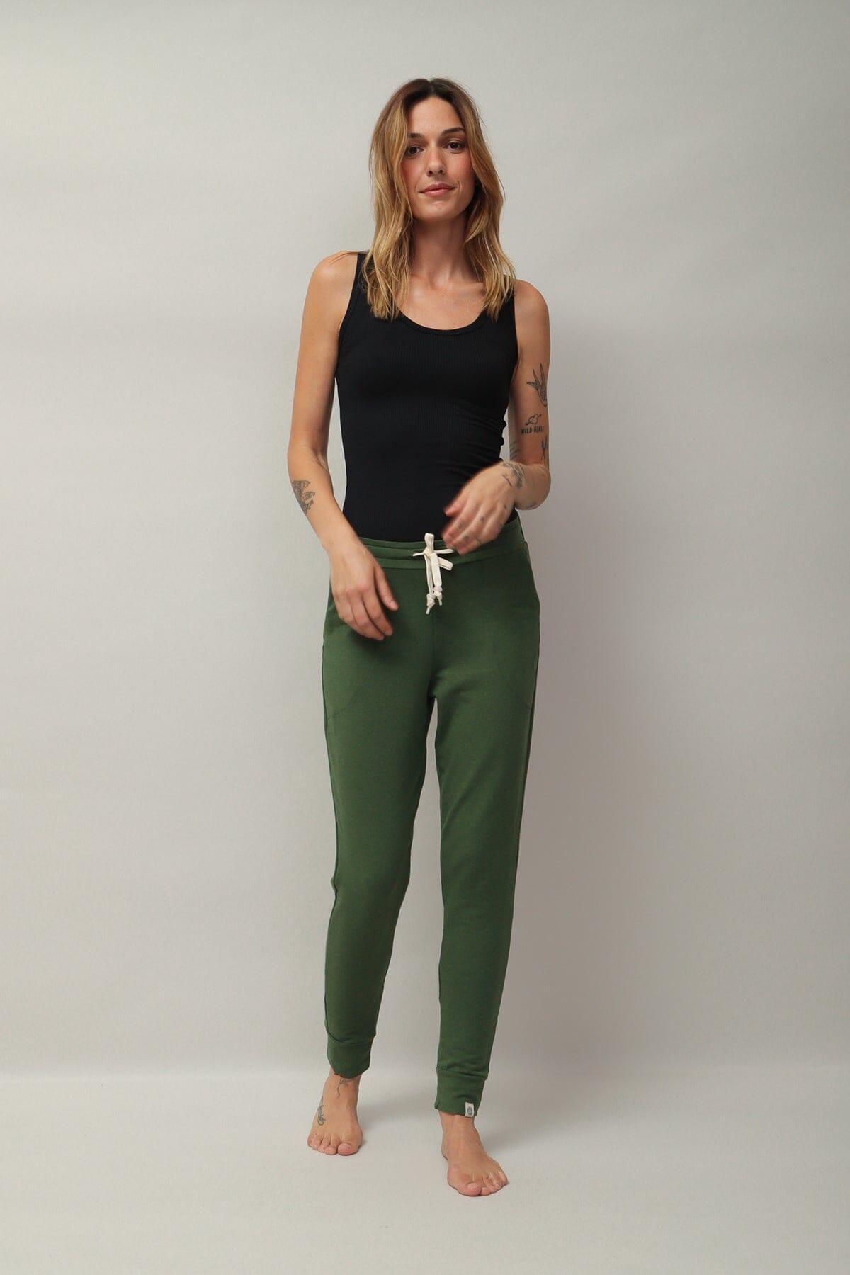 Femme qui porte les pantalons jogger Light Escape de Rose Boreal./ Women wearing the Light Jasper Escape Pants by Rose Boreal. -Cedar