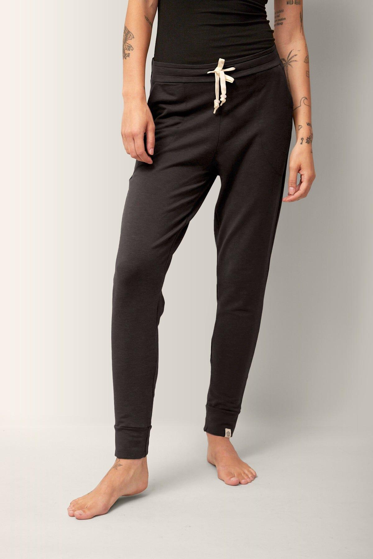 Femme qui porte les pantalons jogger Light Escape de Rose Boreal Éclipse Totale / Women wearing the Light Jasper Escape Pants by Rose Boreal -Total Eclipse