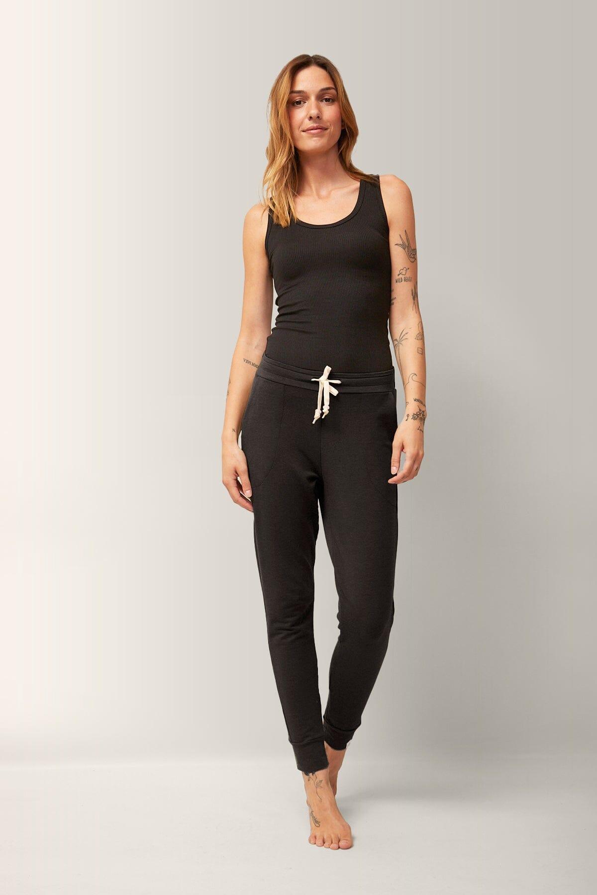 Femme qui porte les pantalons jogger Light Escape de Rose Boreal Éclipse Totale Over / Women wearing the Light Jasper Escape Pants by Rose Boreal -Total Eclipse Over