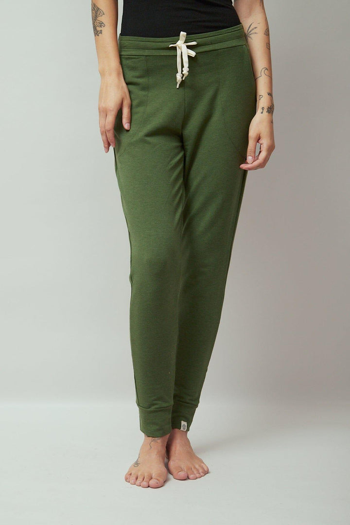 Femme qui porte les pantalons jogger Light Escape de Rose Boreal./ Women wearing the Light Jasper Escape Pants by Rose Boreal. -Cedar